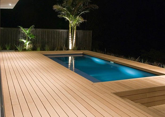 Deck de madeira com piscina