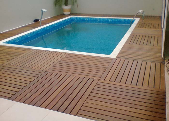 deck de madeira com piscina